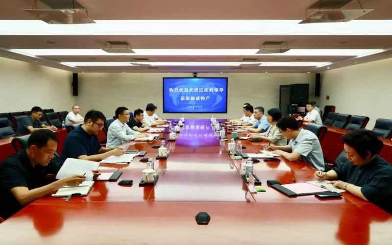 榮程集團黨委書記、融誠物產總經理張穎與武清區領導開展座談交流